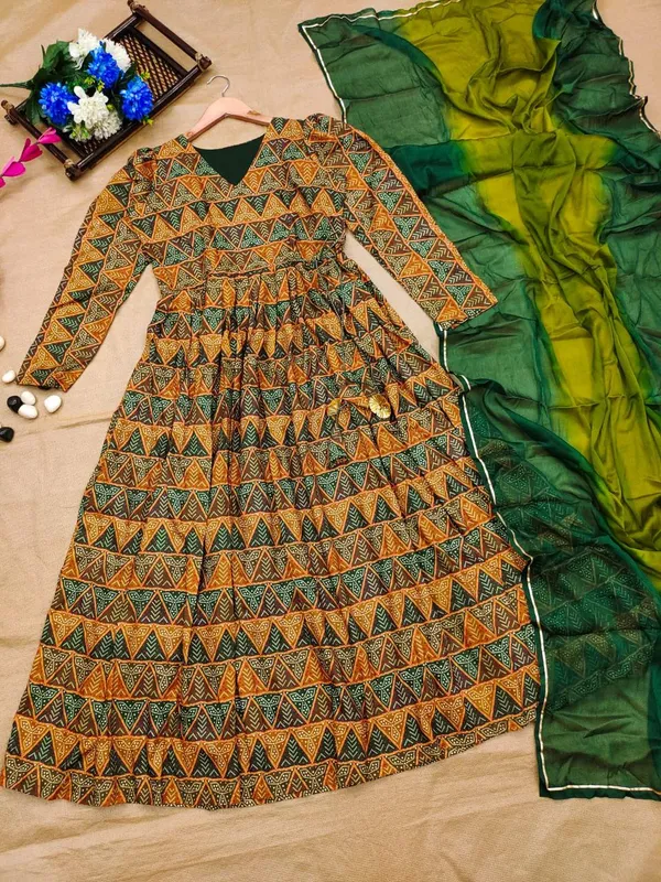 Embriodary_Hand_Printed_Women_Kurta_And_Dupatta_Set_(Green)