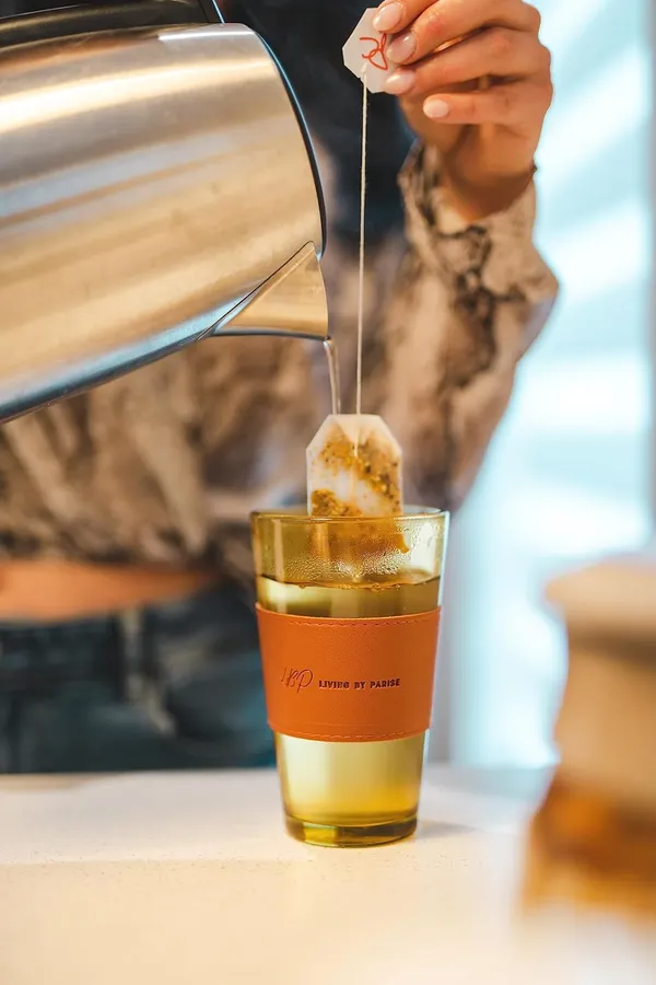 Glass_Tumblers_with_Straws_and_Lids,_Aesthetic_Coffee_Sipper_Mug_with_Leather_Sleeve,Glass_Drinking_Mason_for_Iced_Tea,_Juice,_Cocktail,_Cold_&_Hot_Beverages_Cups_Pack_of_1_(Golden)