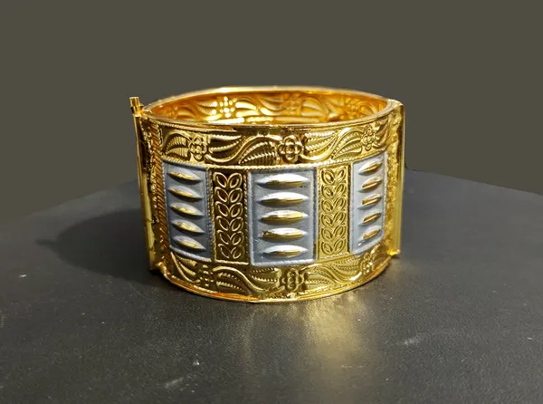 Assamese_traditional_coper_based_gold_plated_silver_colour_muthi_kharu/_bangle_for_women_&_girls_(pack_of_1)