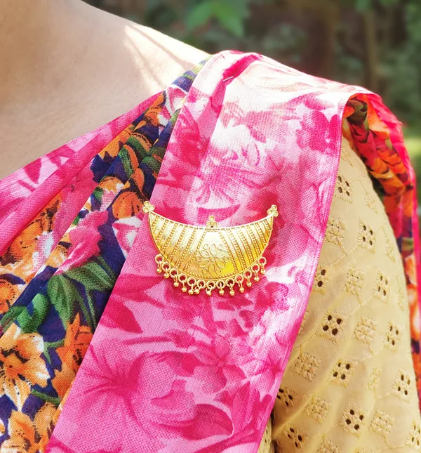 Assamese_Traditional_Junbiri_Brooch_Pin_/_Saree_Pin