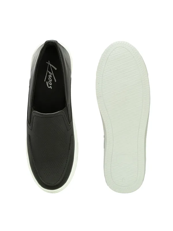 Men_Textured_Lightweight_Slip-On_Sneakers