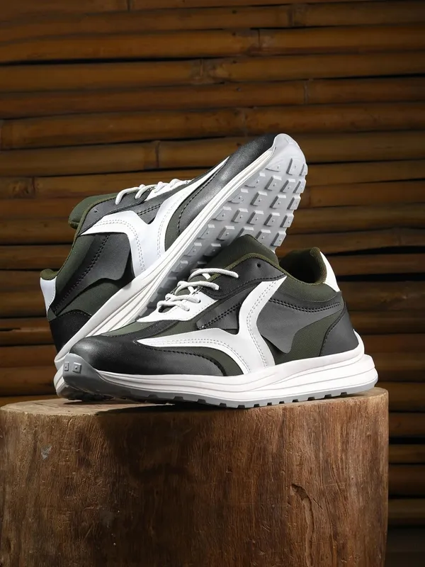 Men_Colourblocked_Water_Repellent_Upper_Sneakers