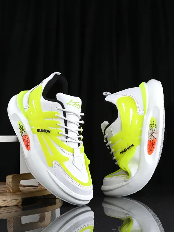 Men_Colourblocked_Lightweight_Padded_Insole_Basics_Sneakers