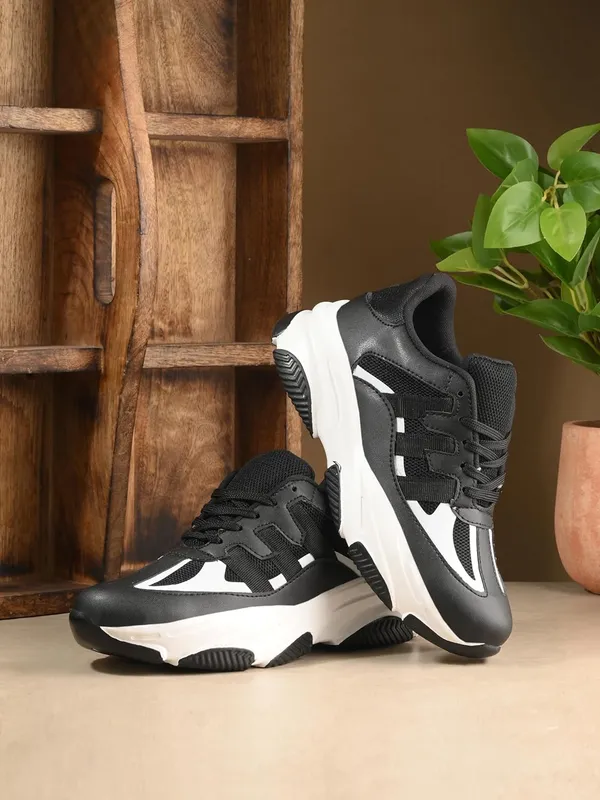 Women_Textured_Water_Repellent_Upper_Sneakers