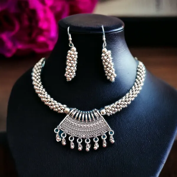 Oxidised_thushi_with_pendant_and_matching_earrings