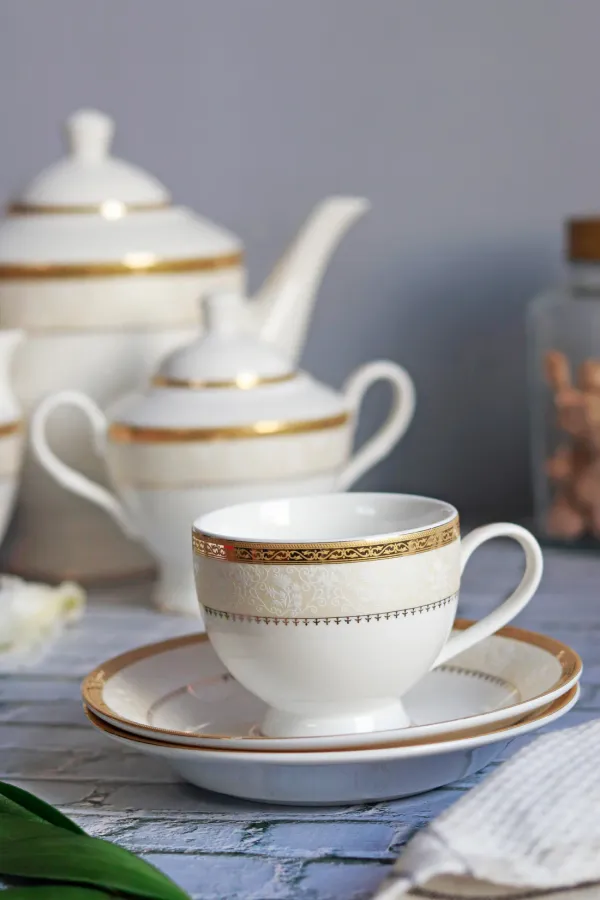 Crème_Gold_Cup_and_Saucer_Set_(6_Cups_and_6_Saucers)