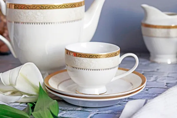 Crème_Gold_Cup_and_Saucer_Set_(6_Cups_and_6_Saucers)