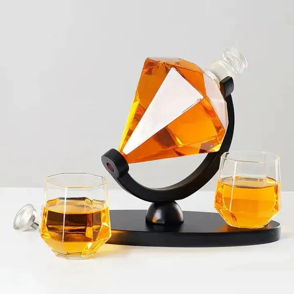 Diamond_Whiskey_Decanter_Set_With_2_Glasses_And_Wood_Stand_-_1000ml