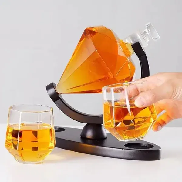 Diamond_Whiskey_Decanter_Set_With_2_Glasses_And_Wood_Stand_-_1000ml