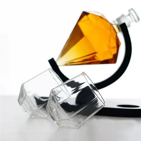 Diamond_Whiskey_Decanter_Set_With_2_Glasses_And_Wood_Stand_-_1000ml