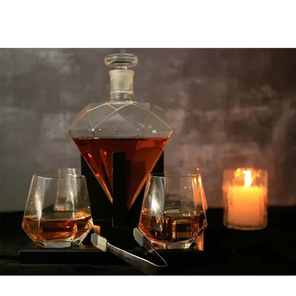 Diamond_Decanter_Set_With_Oak_Stand_-_Perfect_Whiskey_Lover_Gift_For_Home_Bar_-_850ml