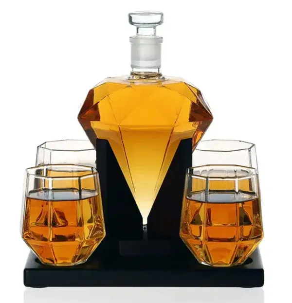 Diamond_Decanter_Set_With_Oak_Stand_-_Perfect_Whiskey_Lover_Gift_For_Home_Bar_-_850ml