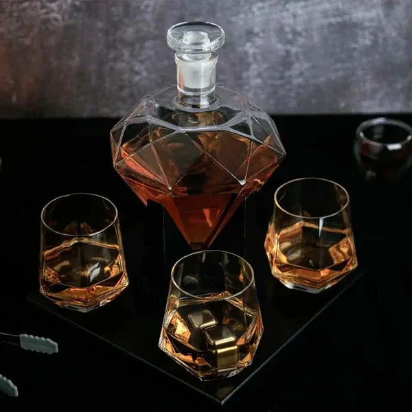 Diamond_Decanter_Set_With_Oak_Stand_-_Perfect_Whiskey_Lover_Gift_For_Home_Bar_-_850ml