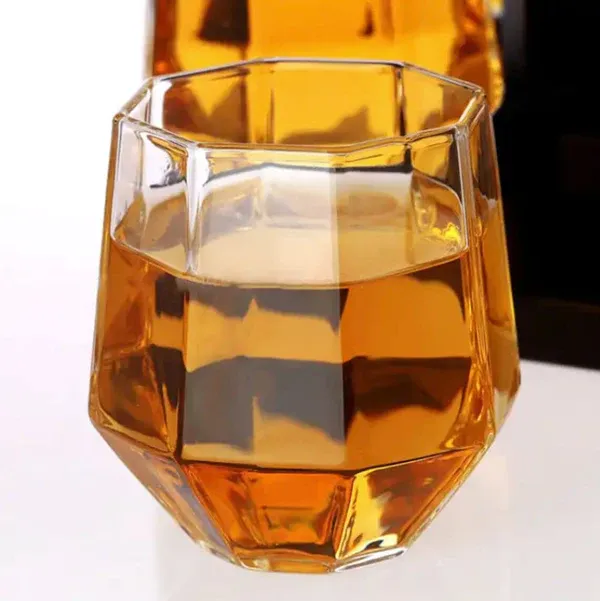 Diamond_Decanter_Set_With_Oak_Stand_-_Perfect_Whiskey_Lover_Gift_For_Home_Bar_-_850ml