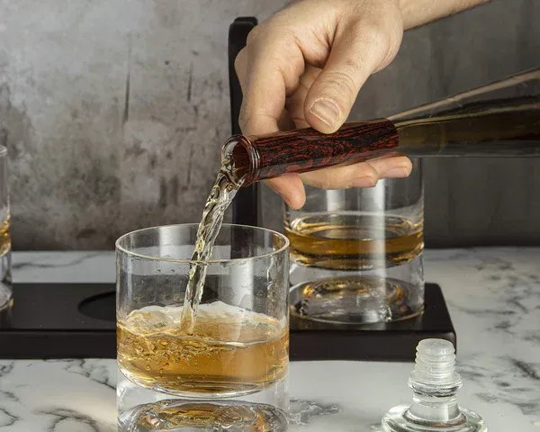 Baseball_Bat_Decanter_With_4_Baseball_Whiskey_Glasses_And_Stand_-_750ml