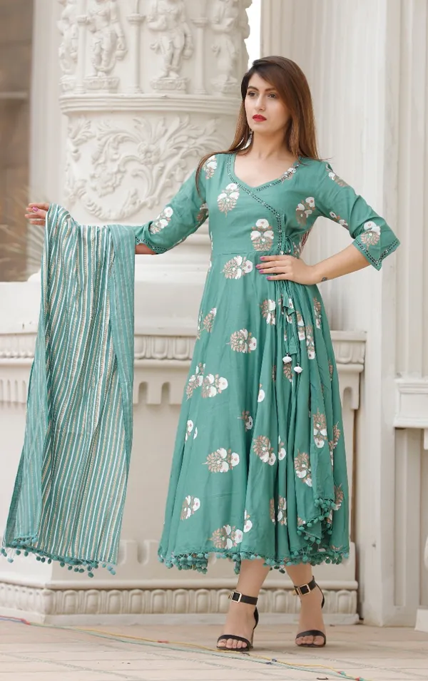 https://cdn-image.blitzshopdeck.in/ShopdeckCatalogue/tr:f-webp,w-600,fo-auto/64e09dcc03c6b50012d8218f/media/Floral_Printed_V-Neck_Anarkali_Kurta_With_Dupatta_4TZPXKIYIL_2024-02-11_1.JPG__Trendme