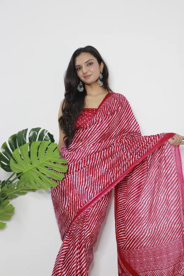 Red_Hand_Leriya_Print_Pure_mul_Cotton_Saree_With_Blouse_Piece_with_Unstiched_Blouse_Fabric
