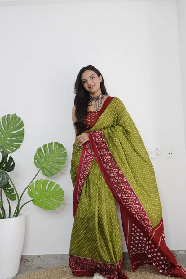 Green_Ikkat_Print_Pure_mul_Cotton_Saree_With_Blouse_Piece_with_Unstiched_Blouse_Fabric