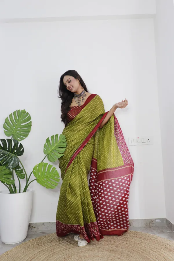 Green_Ikkat_Print_Pure_mul_Cotton_Saree_With_Blouse_Piece_with_Unstiched_Blouse_Fabric