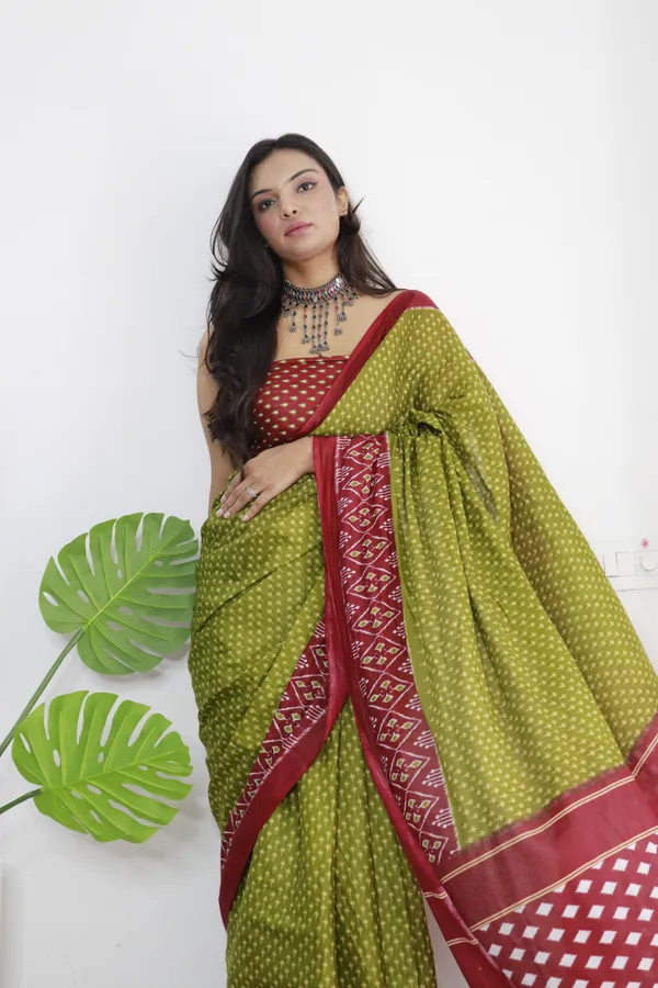 Green_Ikkat_Print_Pure_mul_Cotton_Saree_With_Blouse_Piece_with_Unstiched_Blouse_Fabric