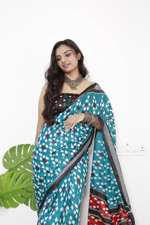 Blue_Ikkat_Print_Pure_mul_Cotton_Saree_With_Blouse_Piece_with_Unstiched_Blouse_Fabric