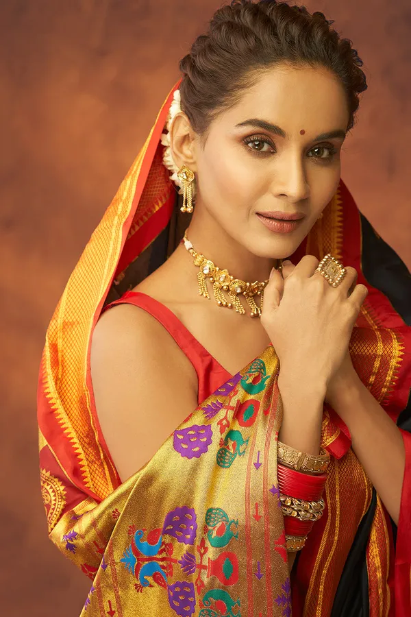 Black_Soft_Paithani_Saree_With_Gold_Zari