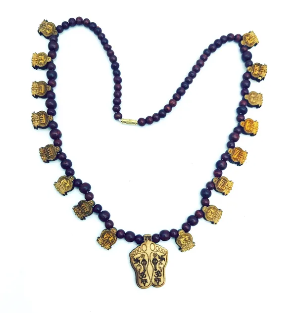 Wood_carving_Maha_mantra_Locket_with_Charan_Locket_Beads