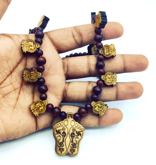 Wood_carving_Maha_mantra_Locket_with_Charan_Locket_Beads