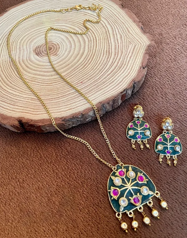 Gold_Plated_Pendant_with_Earrings_studded_with_Semi_Precious_Stones,_01_Set_-_Emerald_Green