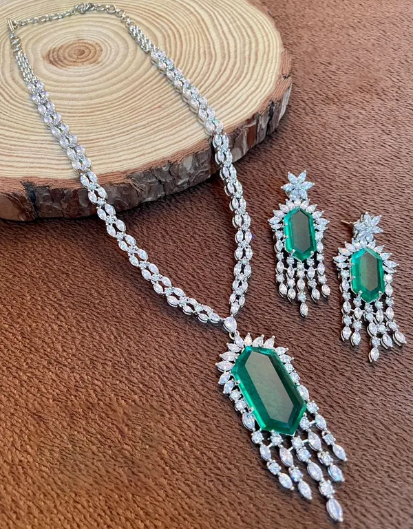 Doublet_Pendant_with_Earrings_studded_with_Semi_Precious_Stones_for_Women_-01_Set_-_Emerald_Green