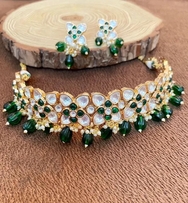 Fine_Polki_Kundan_Necklace_with_Earrings_studded_with_Semi_Precious_Stones_for_Women_-01_Set_-_Emerald_Green