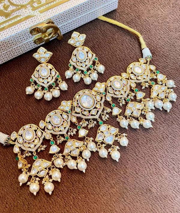 Fine_Polki_Kundan_Necklace_with_Earrings_-01_Set_-_Emerald_Green