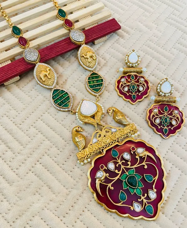 Necklace_with_Earrings_studded_with_Semi_Precious_Stones_and_Kundan_-01_Set_-_Wine