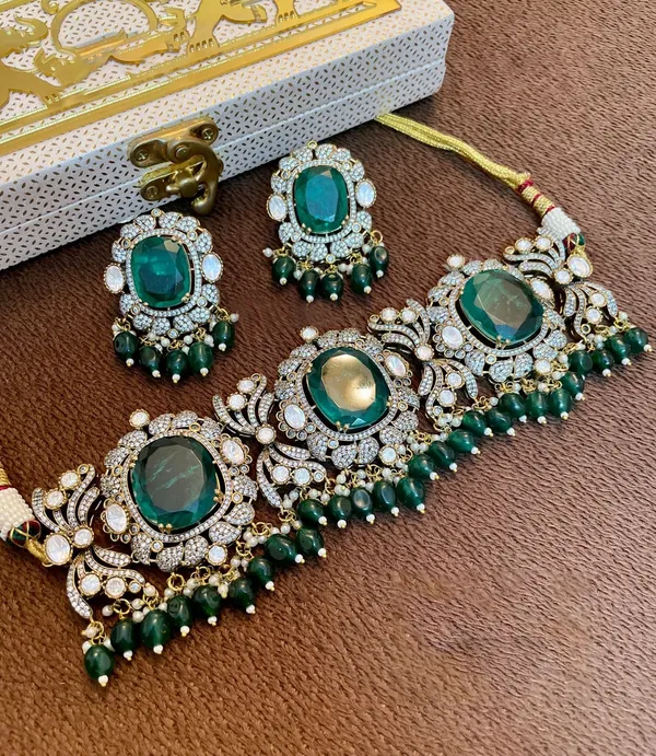 Doublet_Zircon_Necklace_with_Earrings_studded_with_Semi_Precious_Stones_-01_Set_-_Emerald_Green
