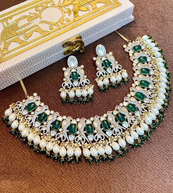 Fine_Polki_Kundan_Necklace_with_Earrings_studded_with_Semi_Precious_Stones_and_Zircon_-01_Set_-_Emerald_Green