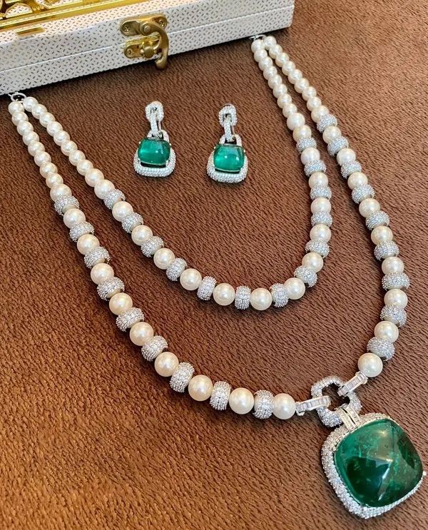 Doublet_Pearl_Necklace_with_Earrings_studded_with_Zircon_-01_Set_-_Emerald_Green