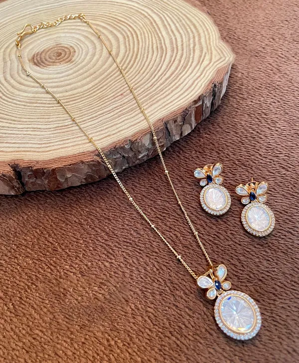 Gold_Plated_Pendant_with_Earrings_studded_with_Semi_Precious_Stones,Kundan_&_Zircon_-01_Set_-_Blue_Sapphire
