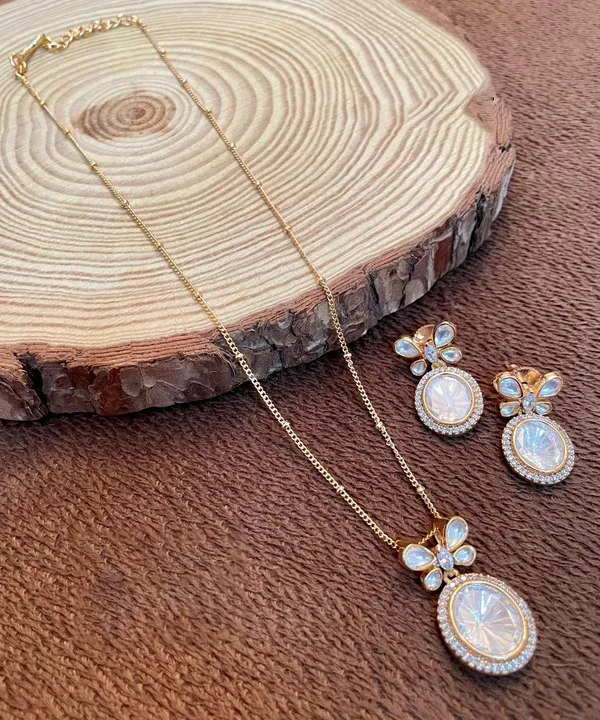 Gold_Plated_Pendant_with_Earrings_studded_with_Semi_Precious_Stones,Kundan_&_Zircon_-01_Set_-_Natural