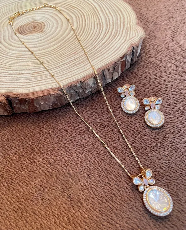 Gold_Plated_Pendant_with_Earrings_studded_with_Semi_Precious_Stones,Kundan_&_Zircon_-01_Set_-_NUDE_PINK