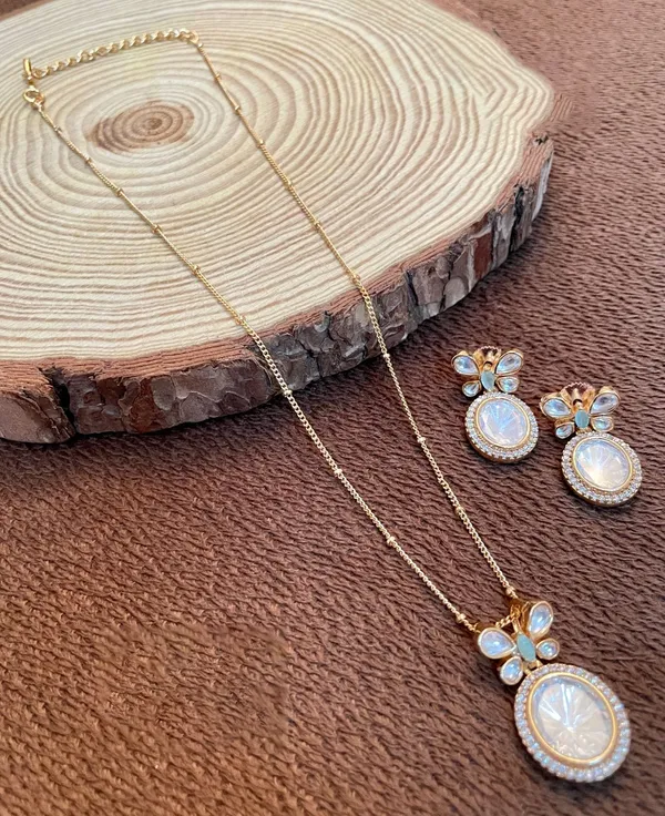 Gold_Plated_Pendant_with_Earrings_studded_with_Semi_Precious_Stones,Kundan_&_Zircon_-01_Set_-_Sea_Green