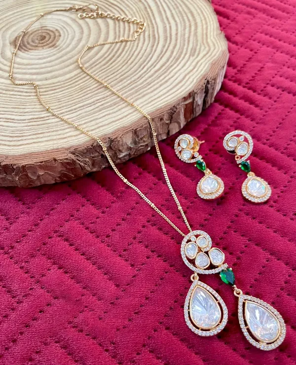 Gold_Plated_Pendant_with_Earrings_studded_with_Semi_Precious_Stones,Kundan_&_Zircon_-01_Set_-_Emerald_Green