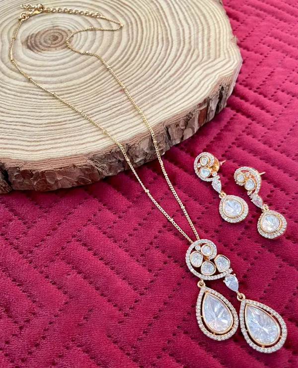Gold_Plated_Pendant_with_Earrings_studded_with_Semi_Precious_Stones,Kundan_&_Zircon_-01_Set_-_Natural