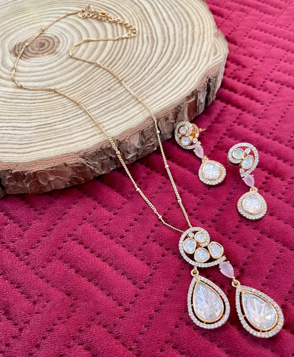Gold_Plated_Pendant_with_Earrings_studded_with_Semi_Precious_Stones,Kundan_&_Zircon_-01_Set_-_NUDE_PINK