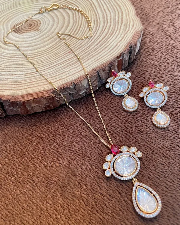 Gold_Plated_Pendant_with_Earrings_studded_with_Semi_Precious_Stones,Kundan_&_Zircon_-01_Set_-_Fuchsia