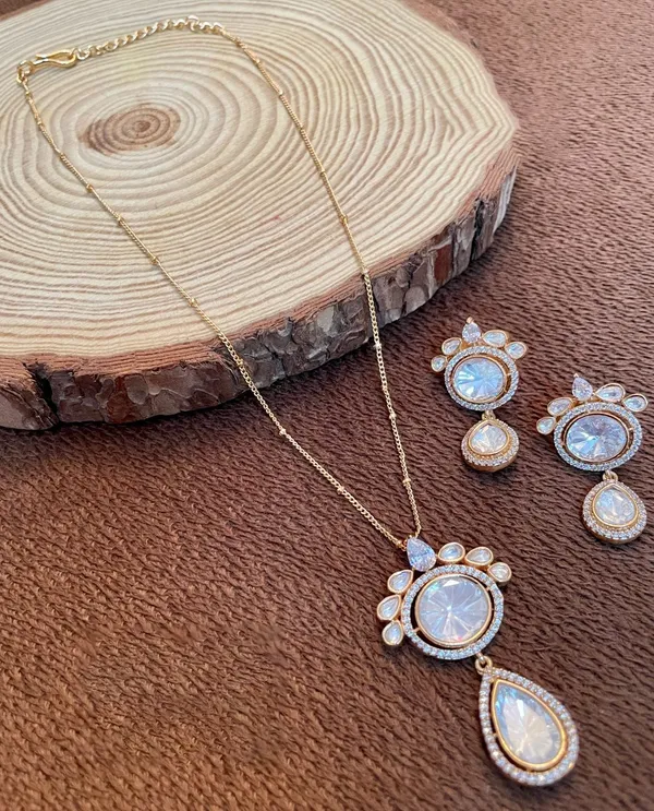 Gold_Plated_Pendant_with_Earrings_studded_with_Semi_Precious_Stones,Kundan_&_Zircon_-01_Set_-_Natural