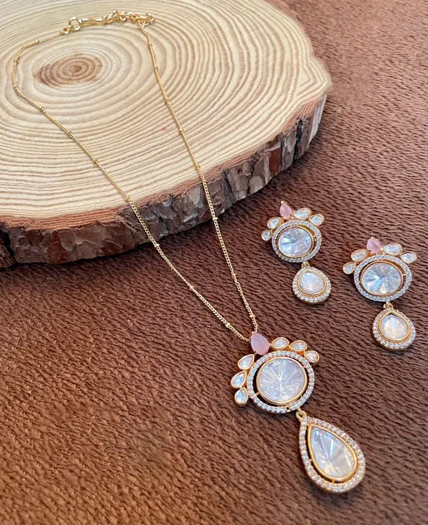 Gold_Plated_Pendant_with_Earrings_studded_with_Semi_Precious_Stones,Kundan_&_Zircon_-01_Set_-_NUDE_PINK