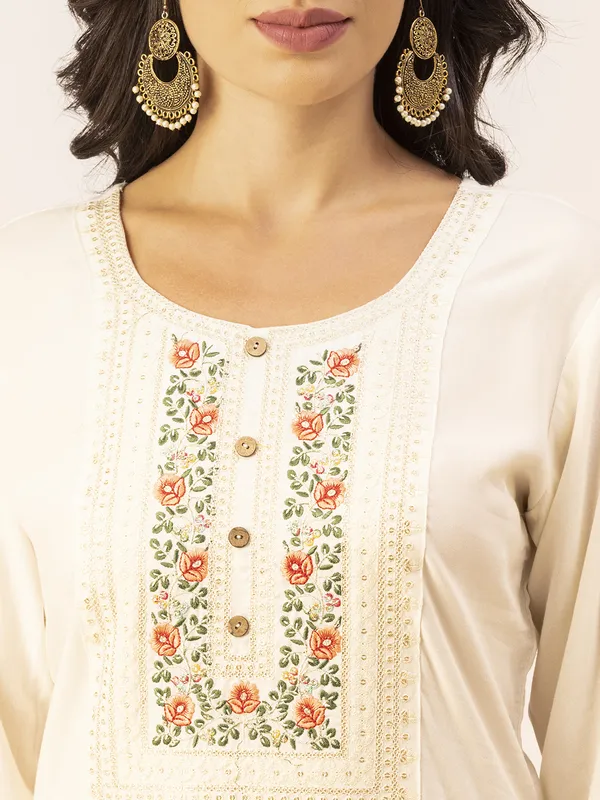 Off_White_Rayon_Women_Kurta,_Exquisite_Floral_Embroidery_Work