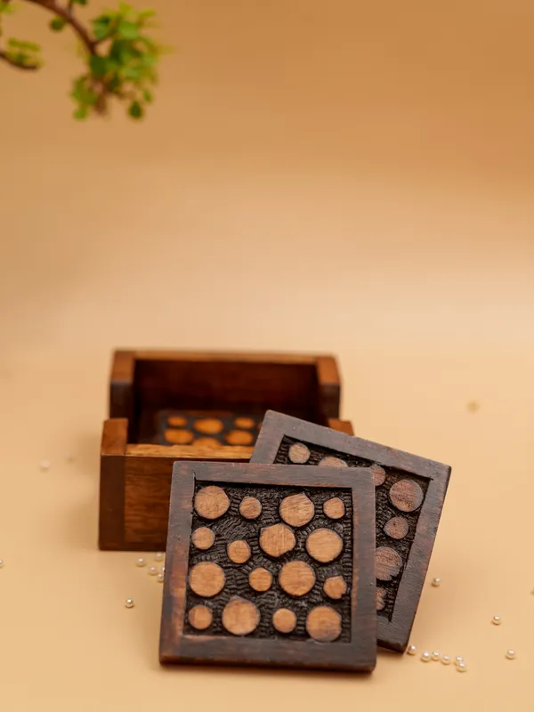 Dotted_Wooden_Coaster_Set