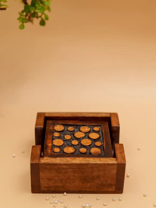 Dotted_Wooden_Coaster_Set