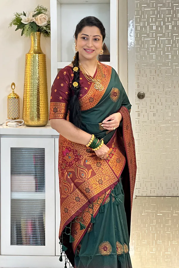 Premium_Soft_Banarasi_Silk_sarees_With_Beautiful_Weaving_Pattern_With_Attractive_Pallu_And_Border_With_Weaving__Blouse_With_Tassels